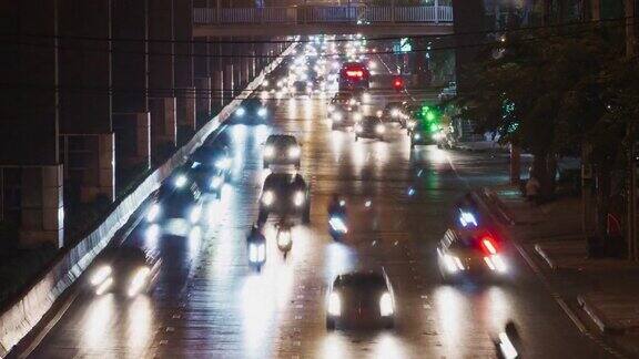 交通与城市景观概念4K延时长时间曝光夜间交通和汽车在曼谷泰国高峰时间