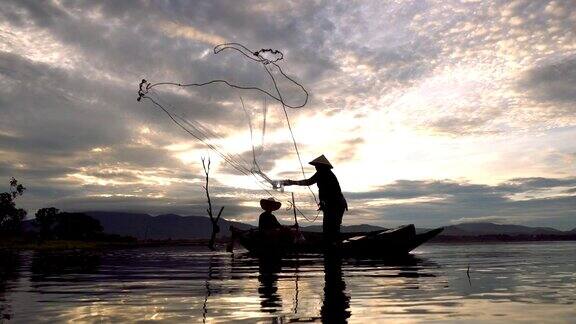 用网捕鱼的渔民