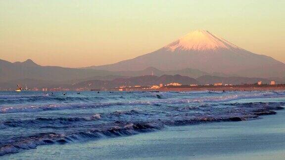 早上的海滩与富士山冲浪者
