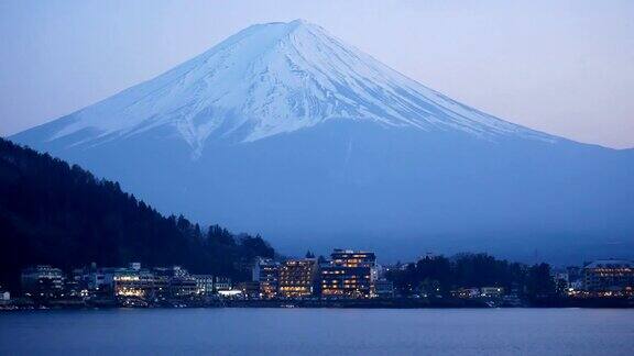 富士山和雪峰在晚上在川口町
