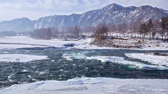 冬季阿尔泰河的急流被冰雪覆盖