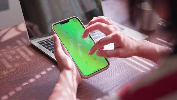 手一个女人使用手机通过滚动滑动手指触摸屏幕与绿色屏幕的色度键