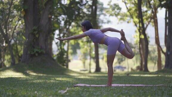 亚洲妇女在花园里做瑜伽锻炼的生活方式健身和健康女子在户外公园练习瑜伽