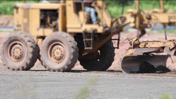 沥青路面施工和街道路面工作场所用推土机准备碎石