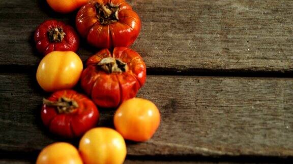 小南瓜和西红柿放在一张木桌上4k