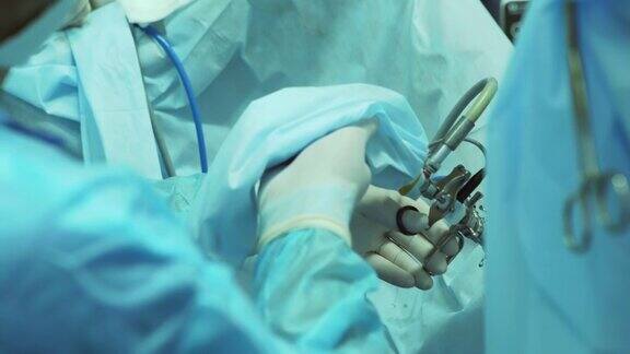 做腹腔镜手术的作物外科医生