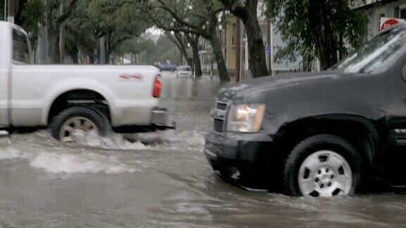 在NOLA洪水事件中汽车穿过一个被淹的十字路口