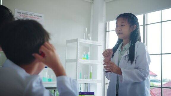 小学生女生在教室前展示科学考试STEM教育私塾