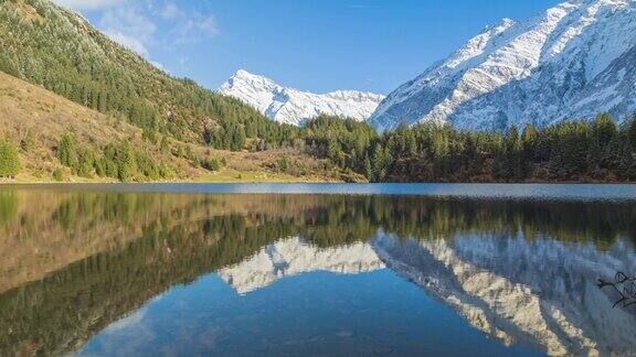 时间流逝看到一个湖被山包围宁静祥和的湖在高山上Golzerensee湖SilenenGolzern乌里州