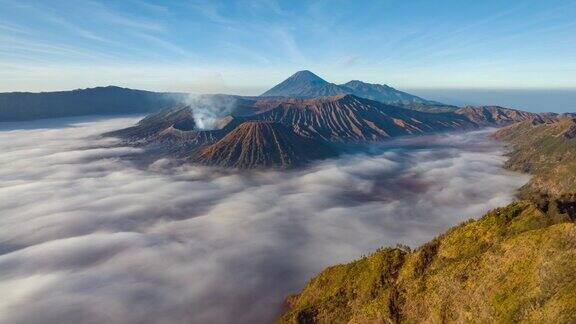 4K超延时鸟瞰图飞向云海之上的Bromo火山印度尼西亚