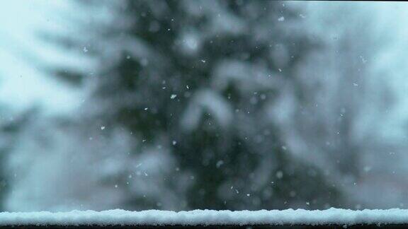 慢镜头:洁白的雪花从天空中飘落聚集在木架上