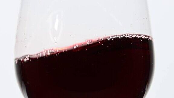 近旋红酒在葡萄酒杯上白