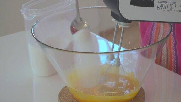 用电动搅拌器搅拌蛋黄