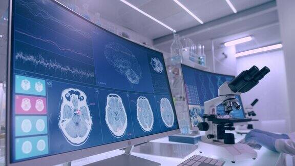 实验室设备显微镜和计算机屏幕上的DNA和脑电波研究女性科学家的侧视图