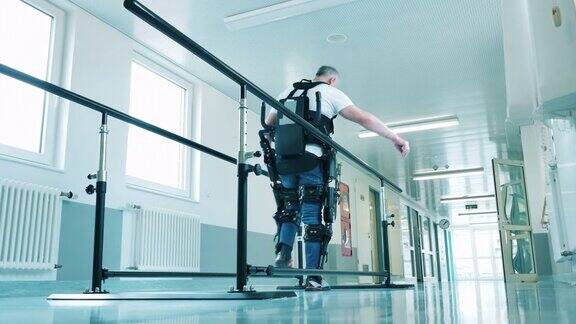 穿着防护服的残疾病人正在独自行走