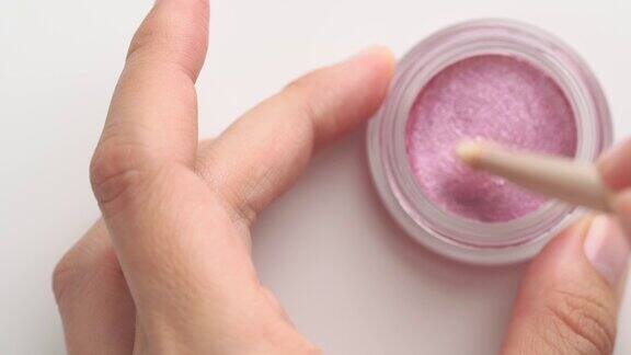 刷获得粉红色闪光颜料堆用于化妆艺术家使用眼影装饰性化妆品