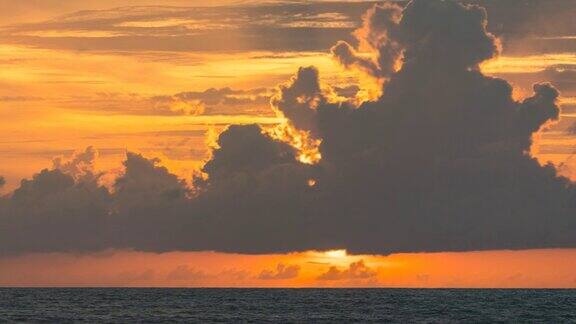 特写的太阳唤起时间的日落在海上的背景和云