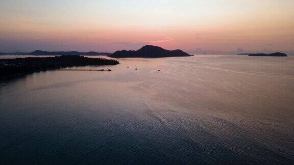 美丽的日落在海滨景观海景建立镜头