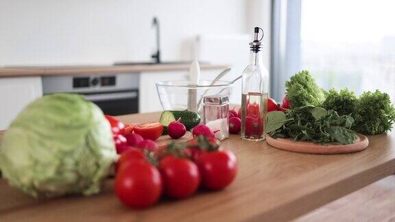 厨房切菜板上的什锦蔬菜和生菜