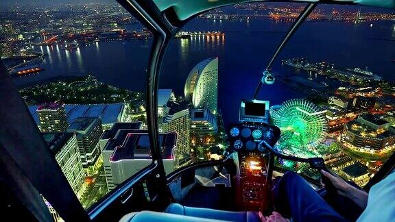 夜晚直升飞机在横滨上空