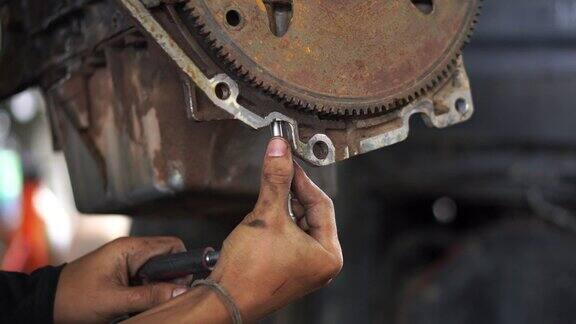在汽车维修厂修车的机械师