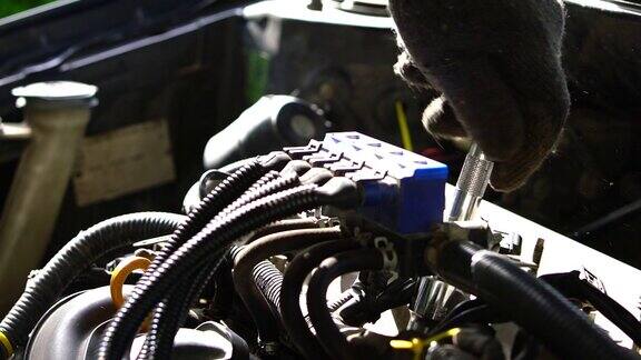 一名汽车修理工正在用滑车拧紧螺母并进行维修维修服务理念