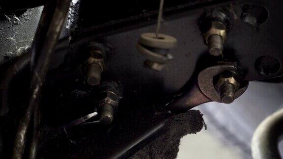 汽车修理工修理汽车引擎的一个零件