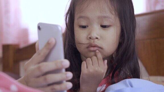 亚洲婴儿与母亲使用智能手机