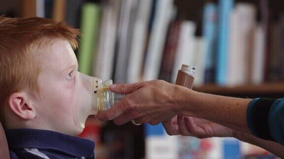 红发小男孩接受母亲的呼吸性哮喘治疗
