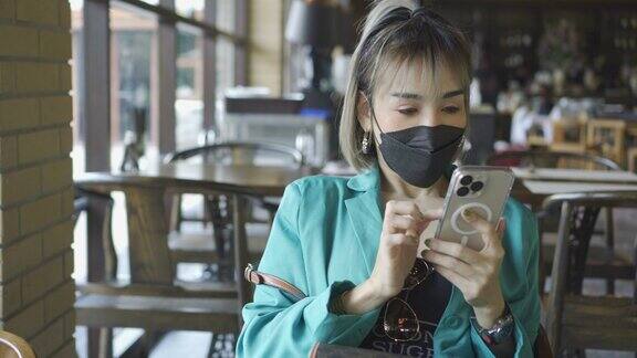 亚洲女商人在用智能手机聊天