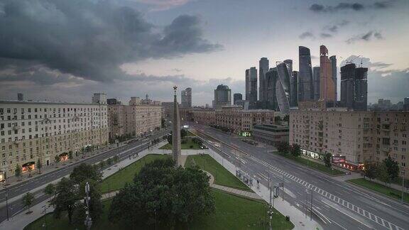 莫斯科美丽的日落打开街灯