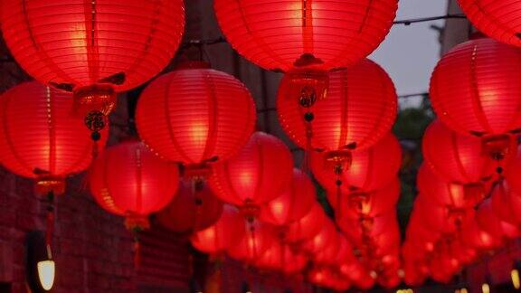 晚上走在中国传统街道上美丽的圆形红灯笼挂着摇摆着这是农历新年节日