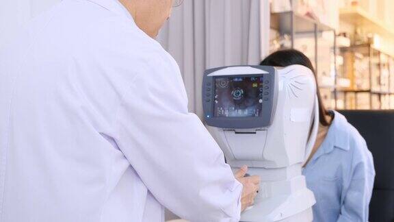 眼科医生用光学折射仪检查妇女的眼睛