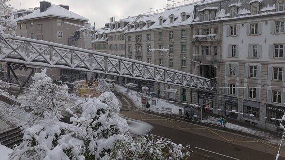 冬季运行的延时索道铁路Polybahn在城市Zürich在Seilergraben的高架桥苏黎世中央