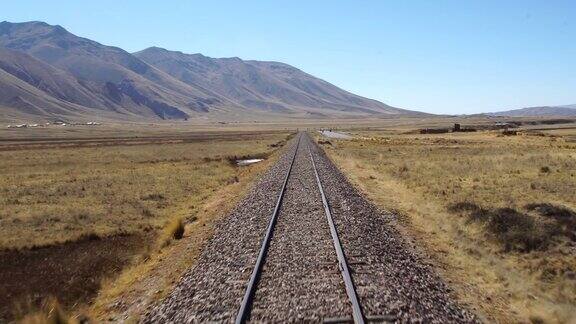 从秘鲁库斯科和普诺之间的火车上看到的美景