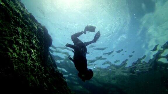 自由潜水员在深渊中下沉