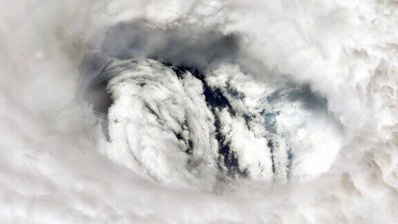 飞机通过飓风眼飞向飓风多里安