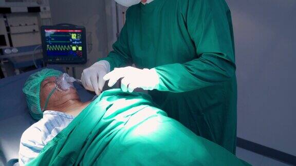 外科医生和医疗团队在医院的外科手术室帮助病人进行手术
