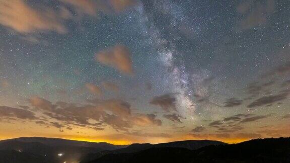 银河系在LaSeuDUrgell比利牛斯西班牙