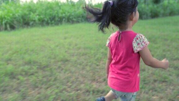 小女孩跑过公园慢镜头