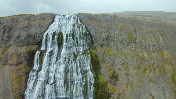 冰岛瀑布的无人机POV