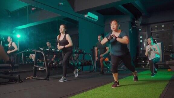亚洲华人身体积极女性参加健身俱乐部的健身运动训练课程