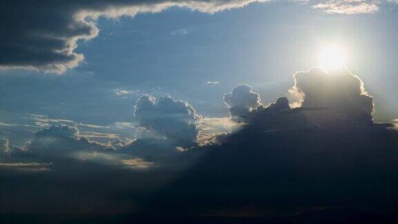令人敬畏的阳光透过云层和动态的天空