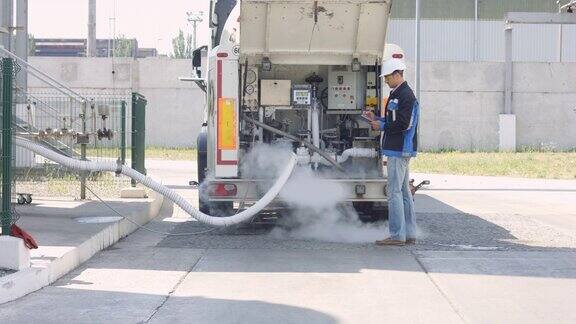 操作人员检查低温卡车液氮装载情况