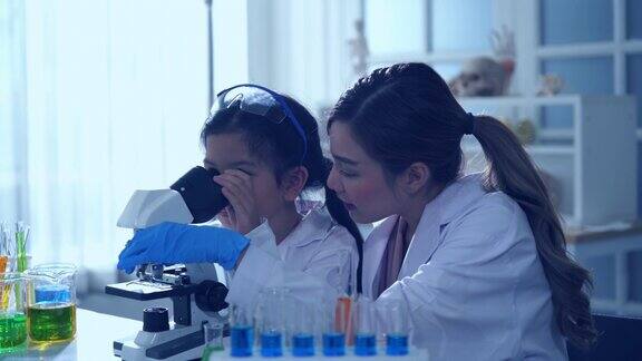 年轻的女教师和阿塞恩女孩私立小学STEM学校的学生进行科学实验