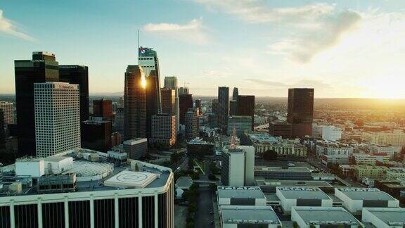 日落时分高速公路经过洛杉矶市中心的摩天大楼