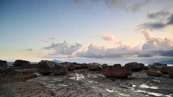 碧海蓝天变幻的白云小岛和岩石