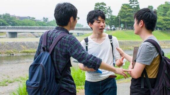 在大学户外聊天的日本学生