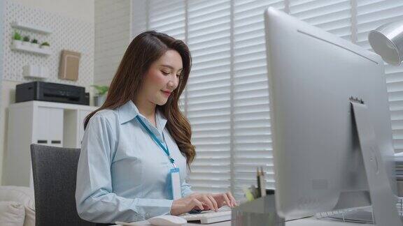 亚洲女性员工在办公室工作在电脑桌面上打字
