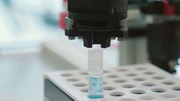 在一个未来的实验室里科学家用移液管分析有色液体从试管中提取DNA和分子